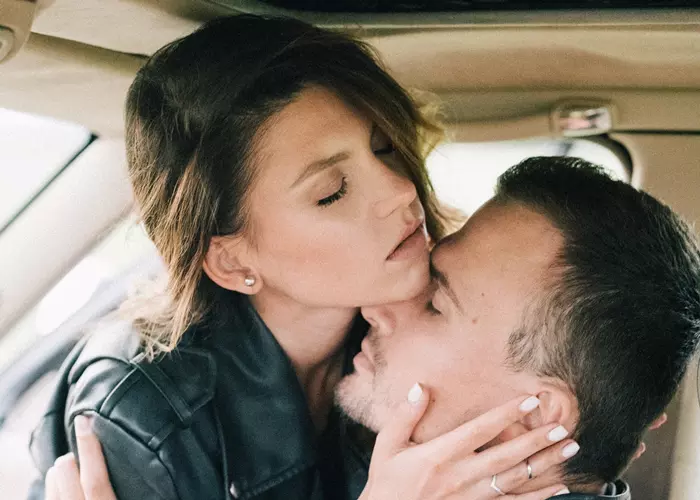 Kärlekspar i en bil - Horoskop